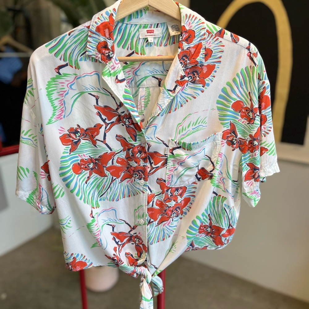 Levi’s Button Down with Tie size S